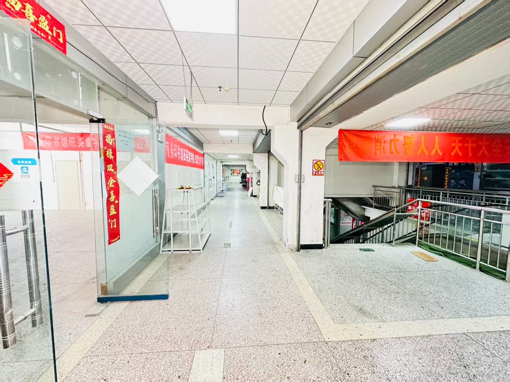 寨南二路引入人工智能技术应用场景，推动AI与商业、零售、电商、企业服务等领域融合发展。